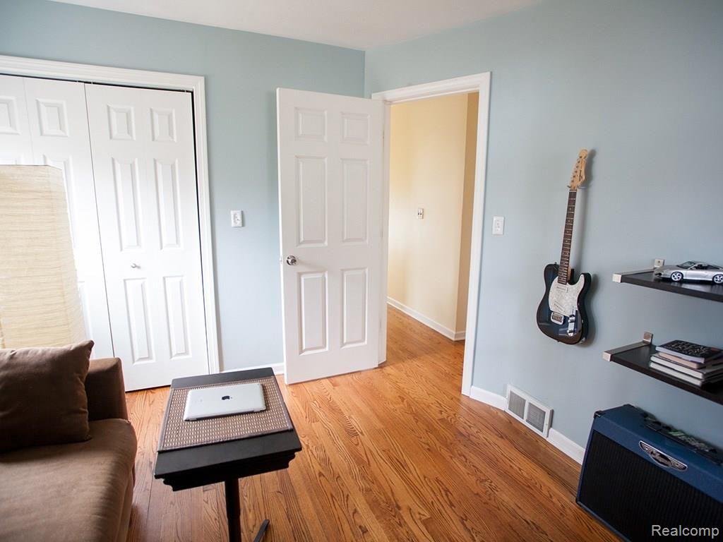 164 Maplefield Road Pleasant Ridge, MI 48069 - Photo 21 of 34 bedroom 3 lg 1.jpg