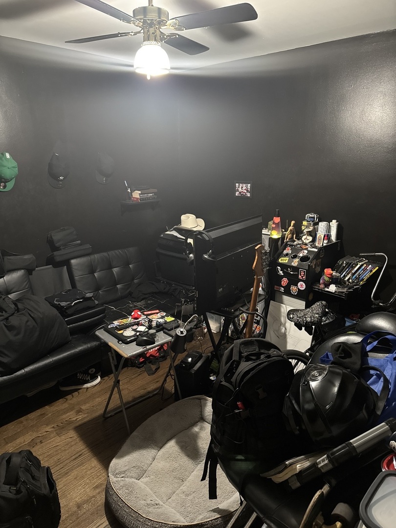 3314 South 58th Avenue Cicero, IL 60804 - Photo 6 of 13 a room with furniture and flowers