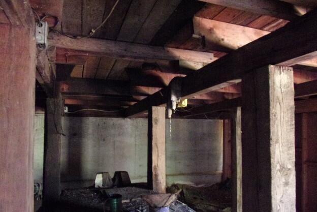16880 Ford Road Rogue River, OR 97537 - Photo 26 of 37 under garage floor door slides allowing access to vehicles for work/oil changes