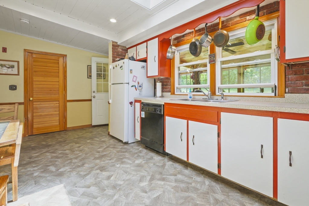 150 Townsend Harbor Road Lunenburg, MA 01462 - Photo 8 of 27 Gallery Image 8