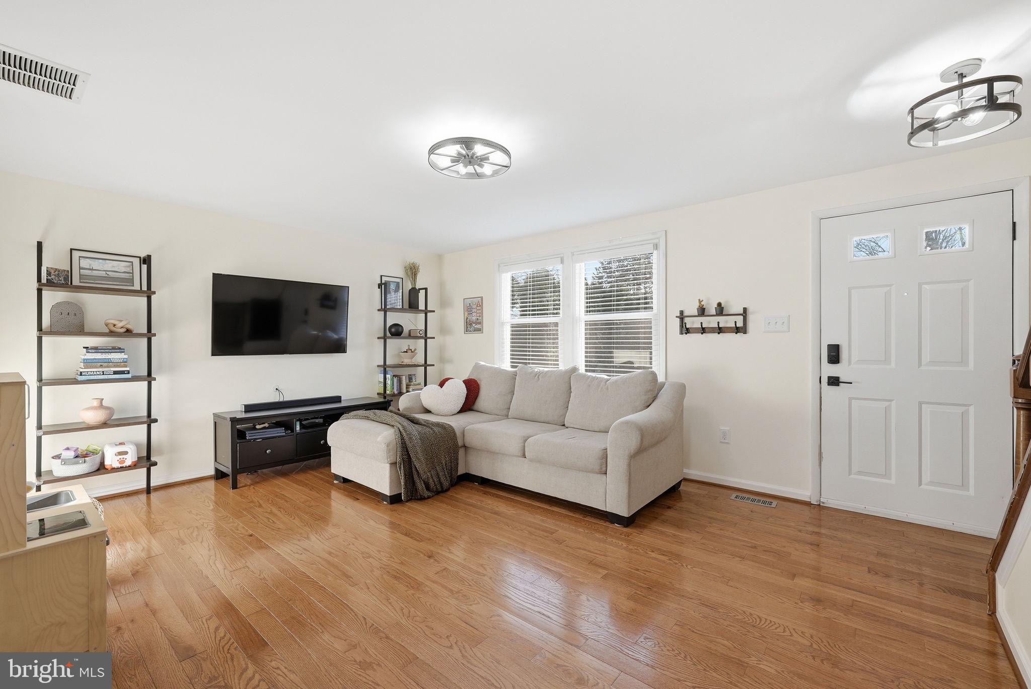 19828 Apple Ridge Place Montgomery Village, MD 20886 - Photo 3 of 31 Open and bright living room.