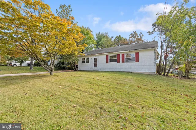 a house view with swimming pool