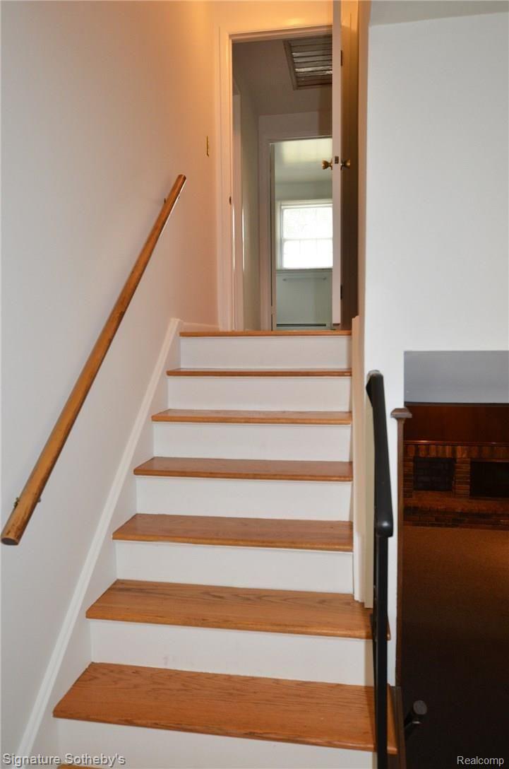 5320 Echo Road Bloomfield Hills, MI 48302 - Photo 44 of 71 estairstall.jpg