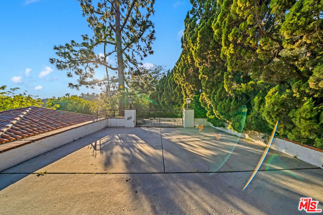 10800 Chalon Road Los Angeles, CA 90077 - Photo 14 of 14 a view of a tennis court