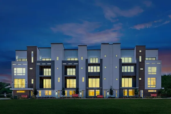 $725,000 | 381 East Greenbriar Lane, Unit 1402, Dallas, TX 75208