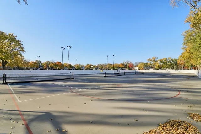 $1,200,000 | 1443 Woodhill Drive, Northbrook, IL 60062