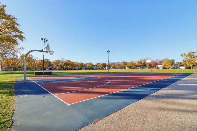 $1,200,000 | 1443 Woodhill Drive, Northbrook, IL 60062