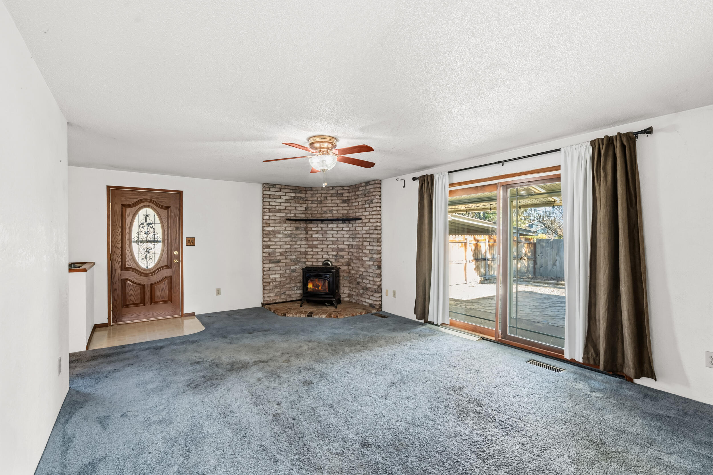 2021 Taylor Road Central Point, OR 97502 - Photo 4 of 27 04