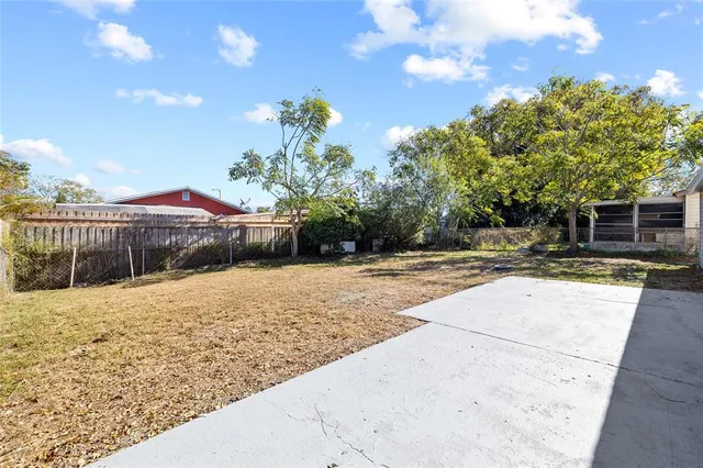 a view of a backyard