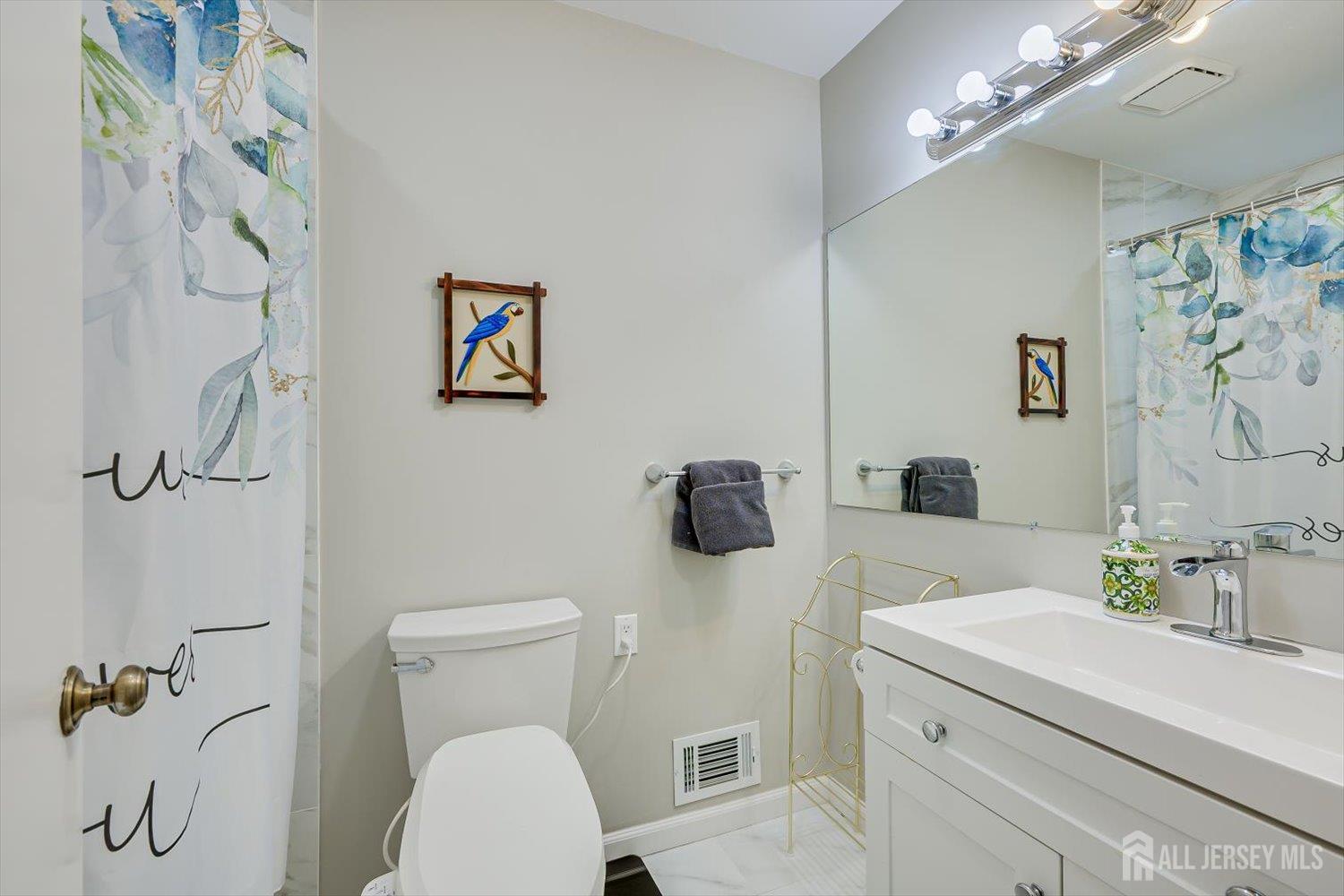 199 Applegate Lane East Brunswick, NJ 08816 - Photo 26 of 38 a bathroom with a toilet sink and mirror
