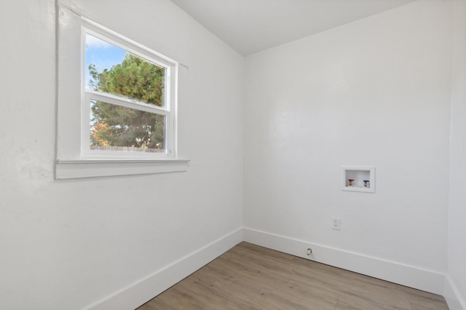 1515 North Fruit Avenue Fresno, CA 93728 - Photo 20 of 23 an empty room with a window
