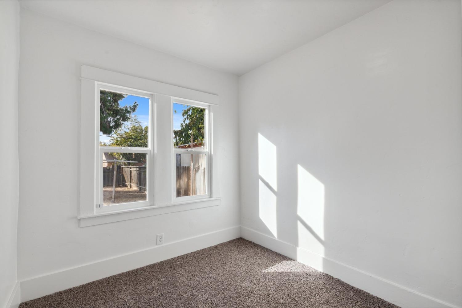 1515 North Fruit Avenue Fresno, CA 93728 - Photo 10 of 23 an empty room with windows