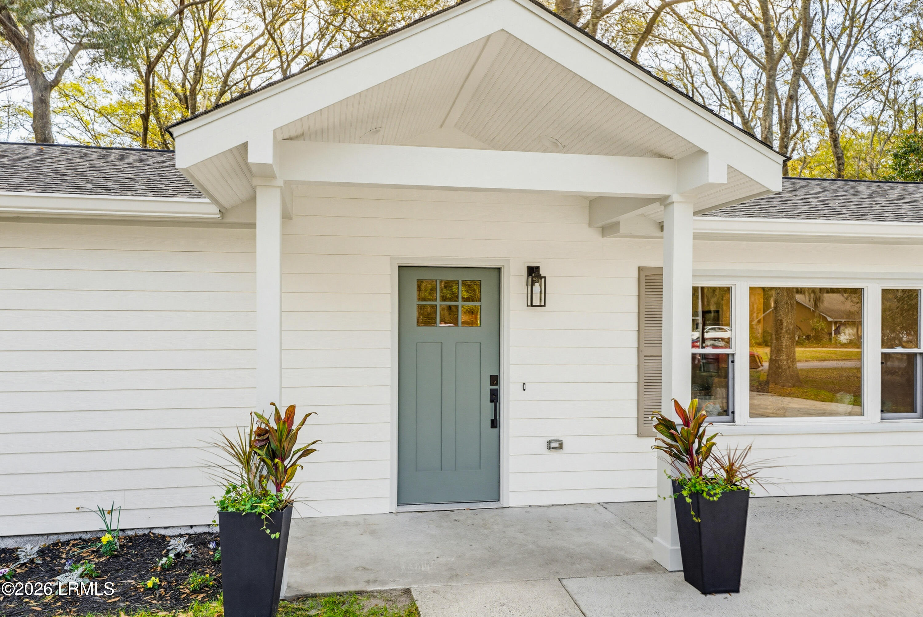 8 Blythewood Road Beaufort, SC 29907 - Photo 2 of 38 B Entry