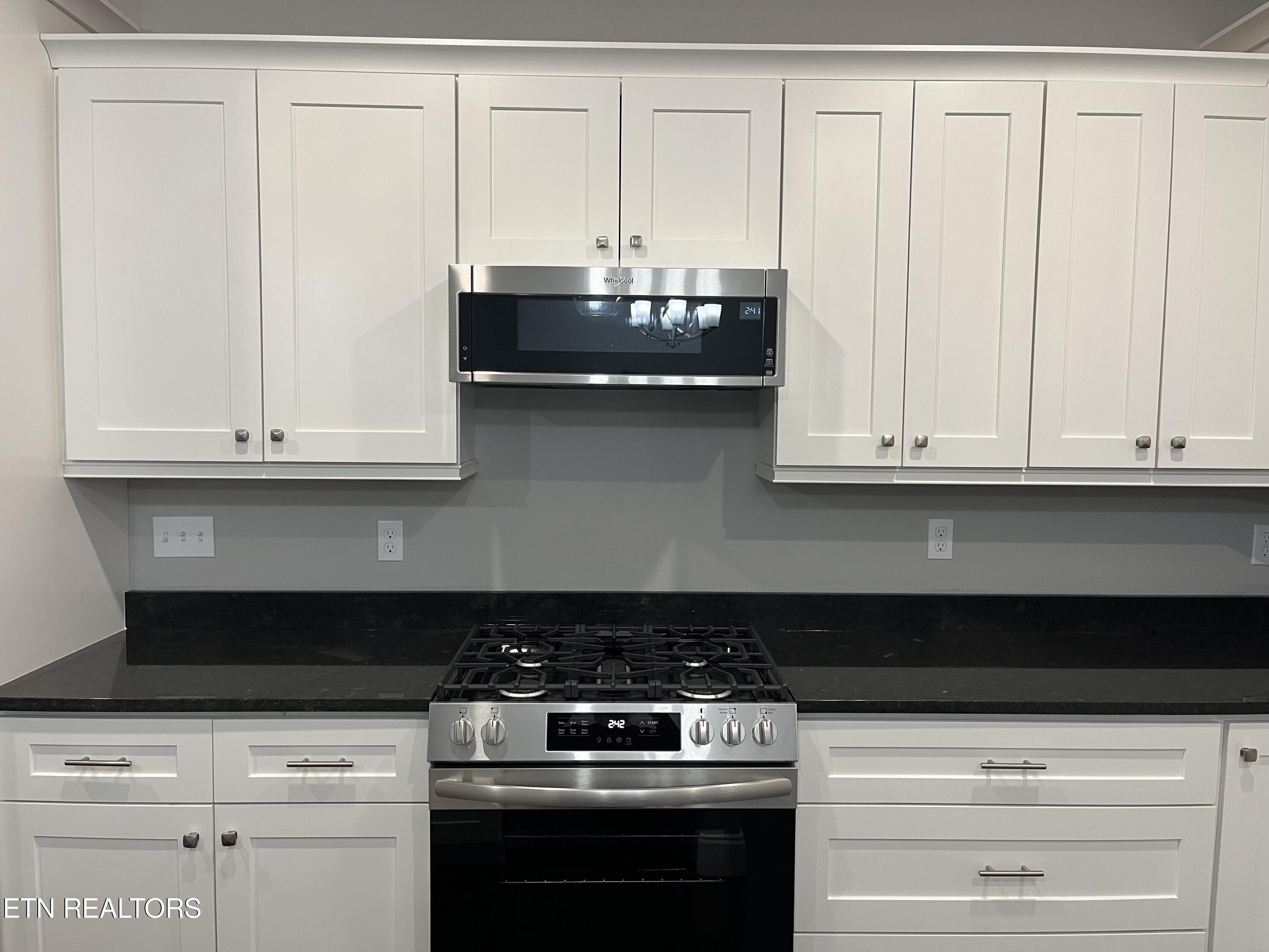 833 Sawmill Road Monterey, TN 38574 - Photo 11 of 30 Natural Gas Range/Microwave