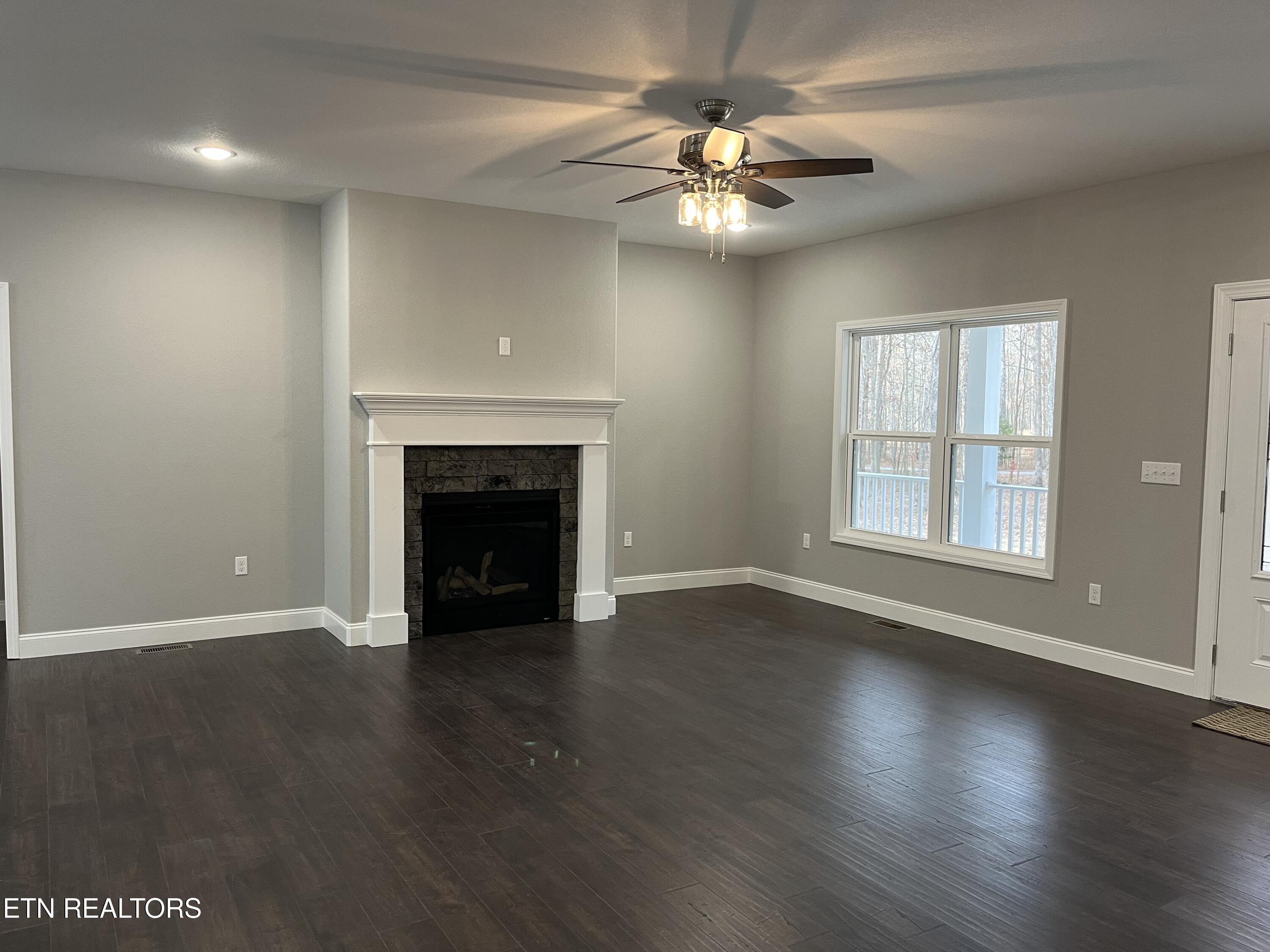 833 Sawmill Road Monterey, TN 38574 - Photo 3 of 30 Great room