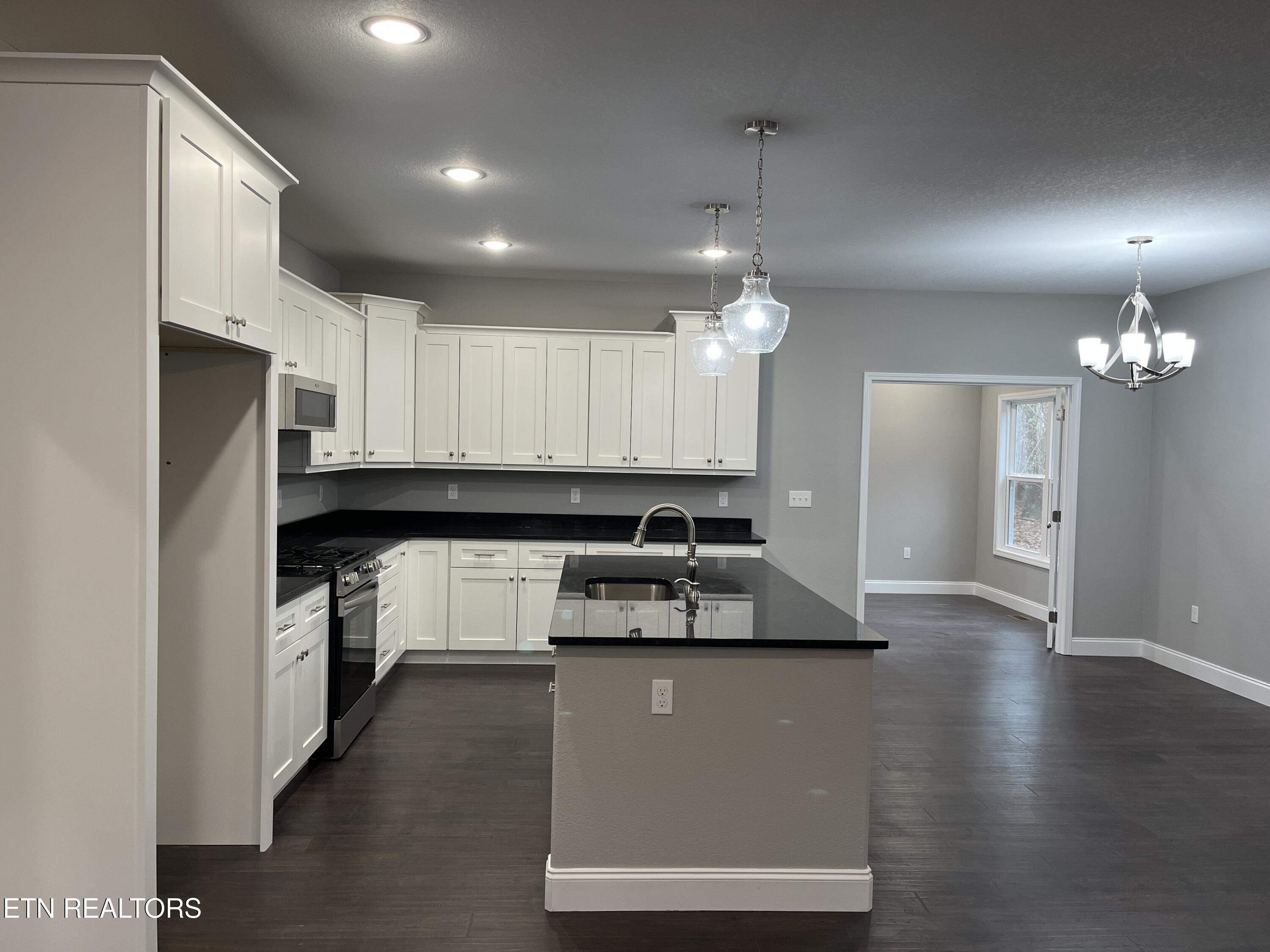 833 Sawmill Road Monterey, TN 38574 - Photo 6 of 30 Gourmet Kitchen