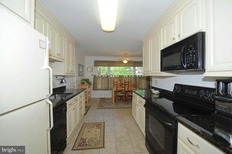 7622 Chancellor Way Springfield, VA 22153 - Photo 17 of 29 Kitchen