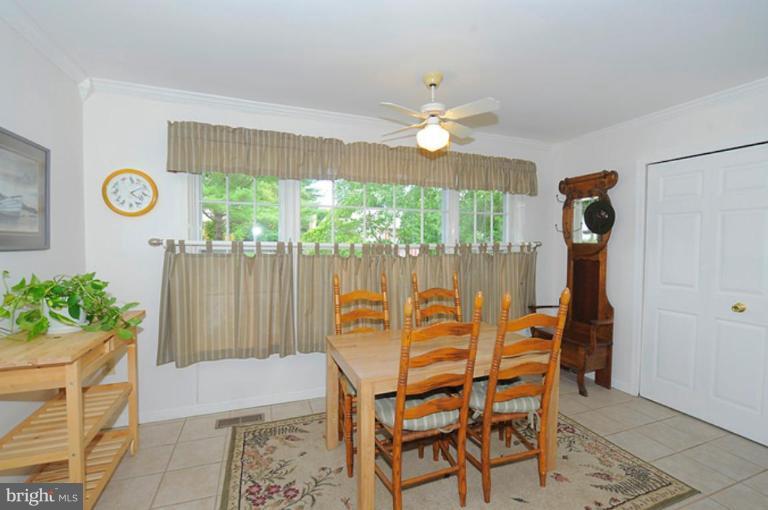 7622 Chancellor Way Springfield, VA 22153 - Photo 9 of 29 Eat-in Kitchen
