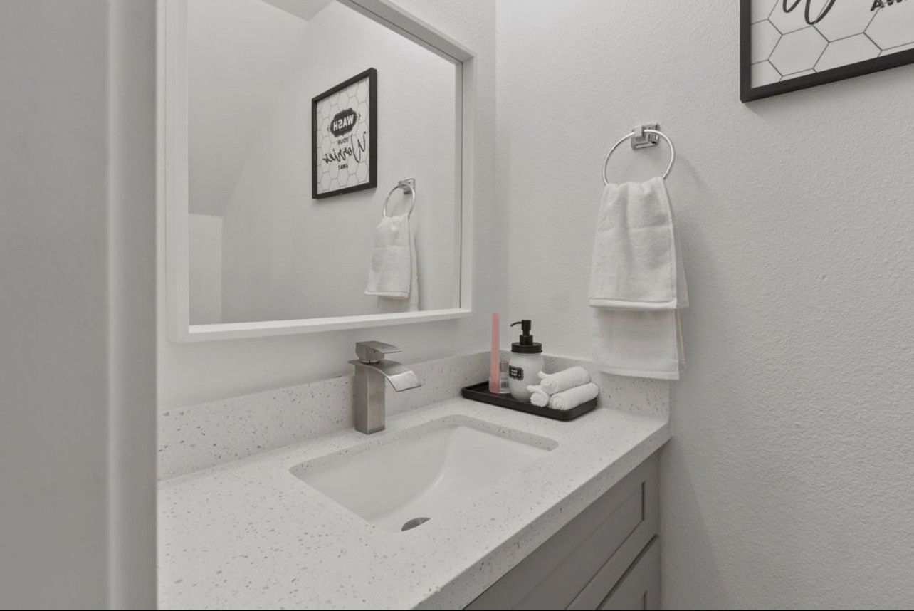 7608 Easter Street Houston, TX 77088 - Photo 10 of 22 secondary bathroom