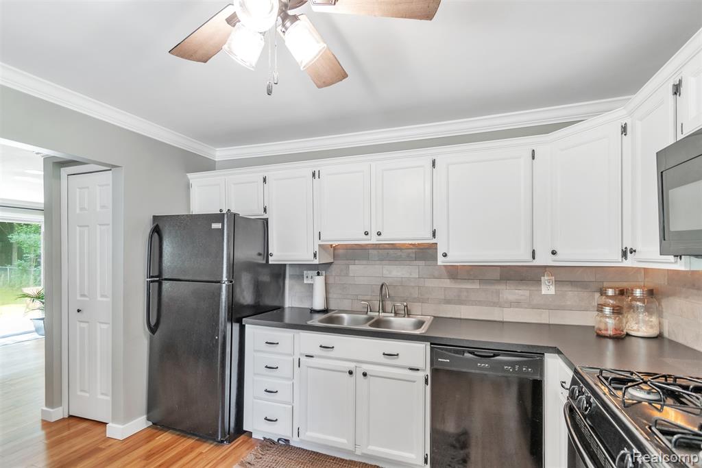 21484 Power Road Farmington Hills, MI 48336 - Photo 14 of 46