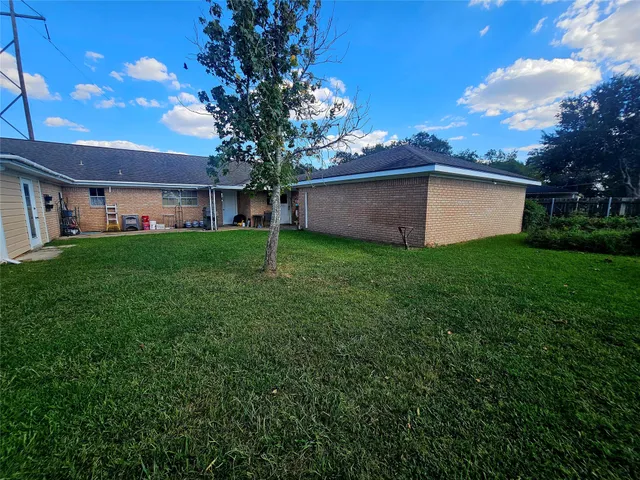 a view of a backyard with a house