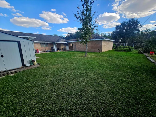 a view of a house with backyard and garden