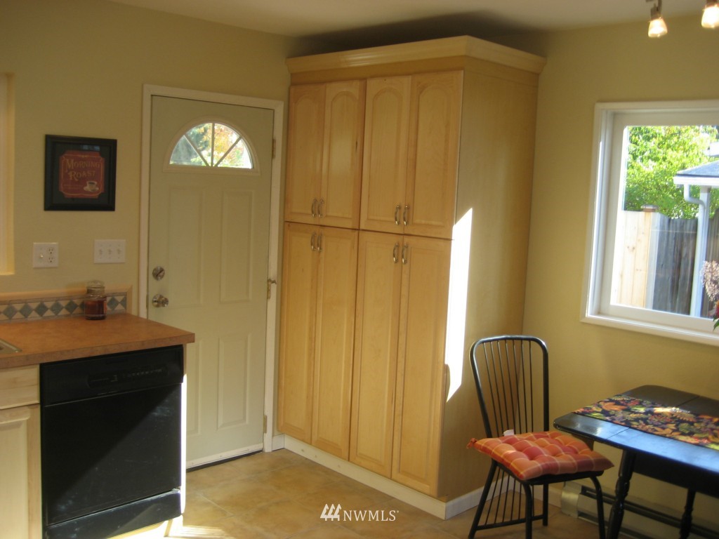 2512 Northeast 7th Street Renton, WA 98056 - Photo 5 of 15