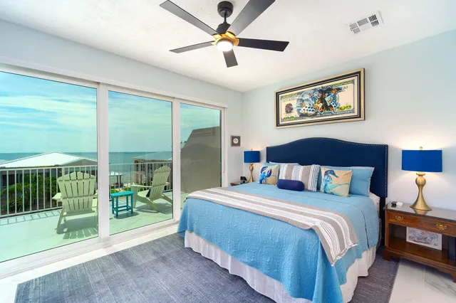 a view of a livingroom with washer and dryer
