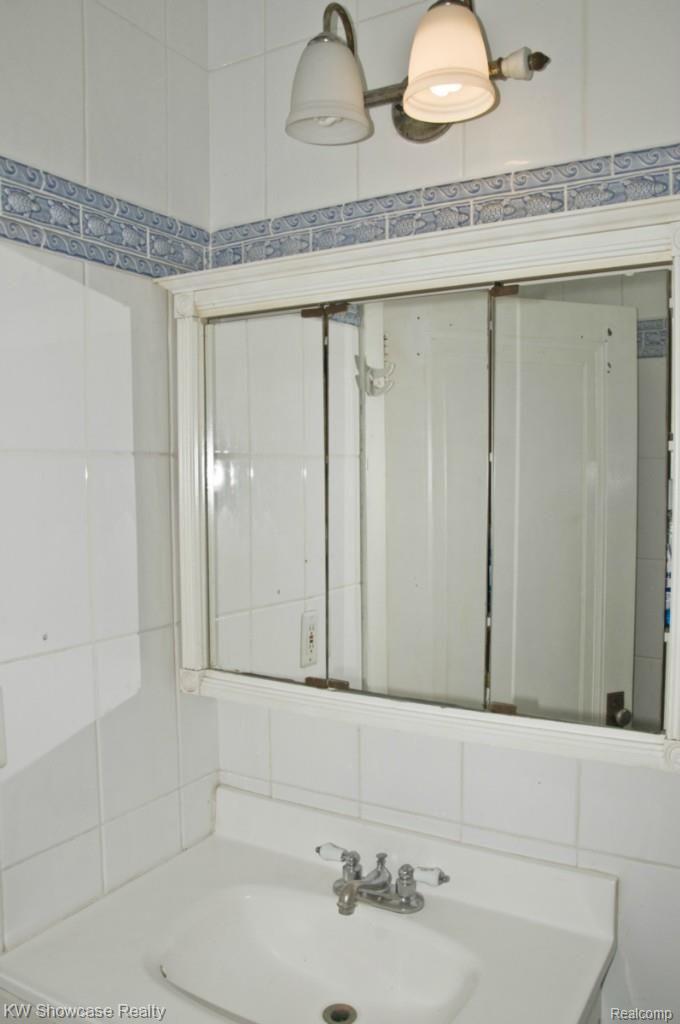 7875 Commerce Road West Bloomfield, MI 48324 - Photo 19 of 26 full bath2.jpg