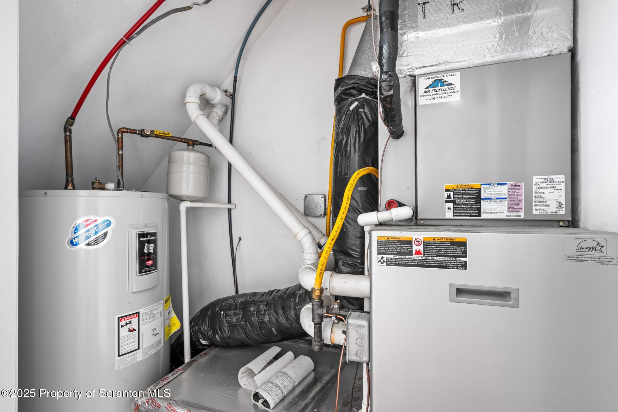 609 Edith Street Old Forge, PA 18518 - Photo 21 of 25 a living room with furniture and a mirror