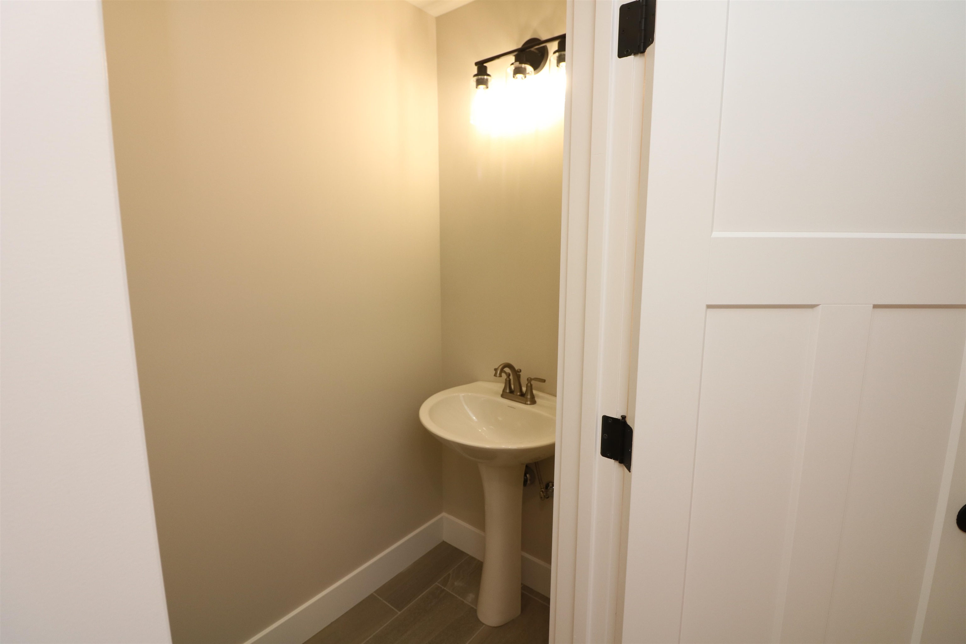 211 West Mill Pond Road, Unit 3 Nottingham, NH 03290 - Photo 9 of 32