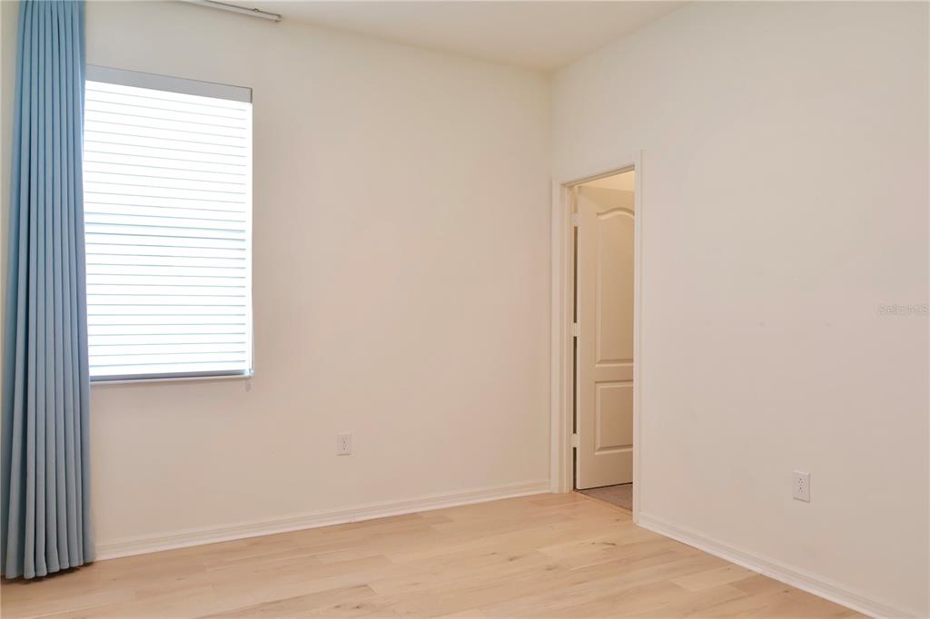 2164 Carriage Pointe Loop Apopka, FL 32712 - Photo 18 of 30 an empty room with a window