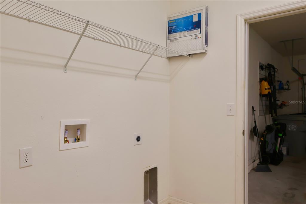 2164 Carriage Pointe Loop Apopka, FL 32712 - Photo 20 of 30 a view of walk in closet