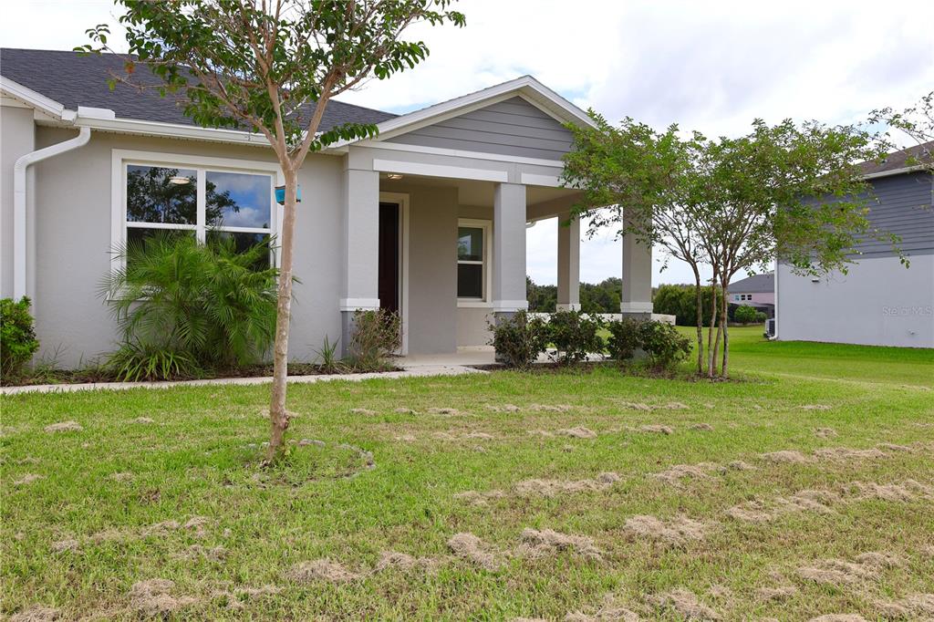 2164 Carriage Pointe Loop Apopka, FL 32712 - Photo 4 of 30 a front view of house with yard and green space