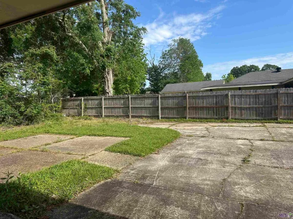 $2,100 | 2208 Sprucewood Drive, Baton Rouge, LA 70816