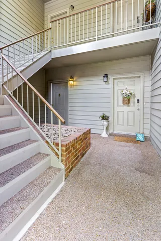 a view of entryway with a balcony
