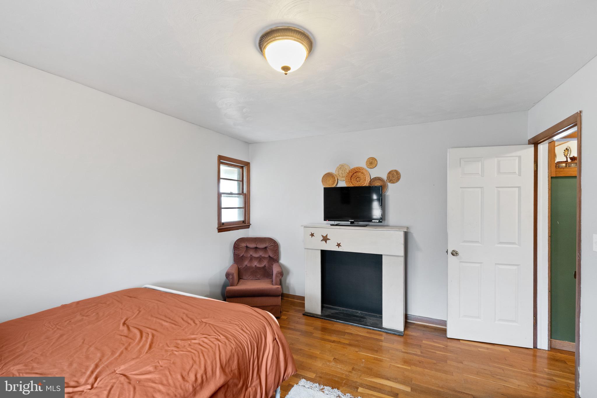 3360 Senedo Road Quicksburg, VA 22847 - Photo 20 of 58 a bedroom with a bed and a television