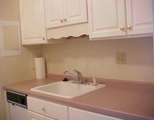 2160 Greentree Road, Unit 600W Pittsburgh, PA 15220 - Photo 3 of 5 Kitchen.