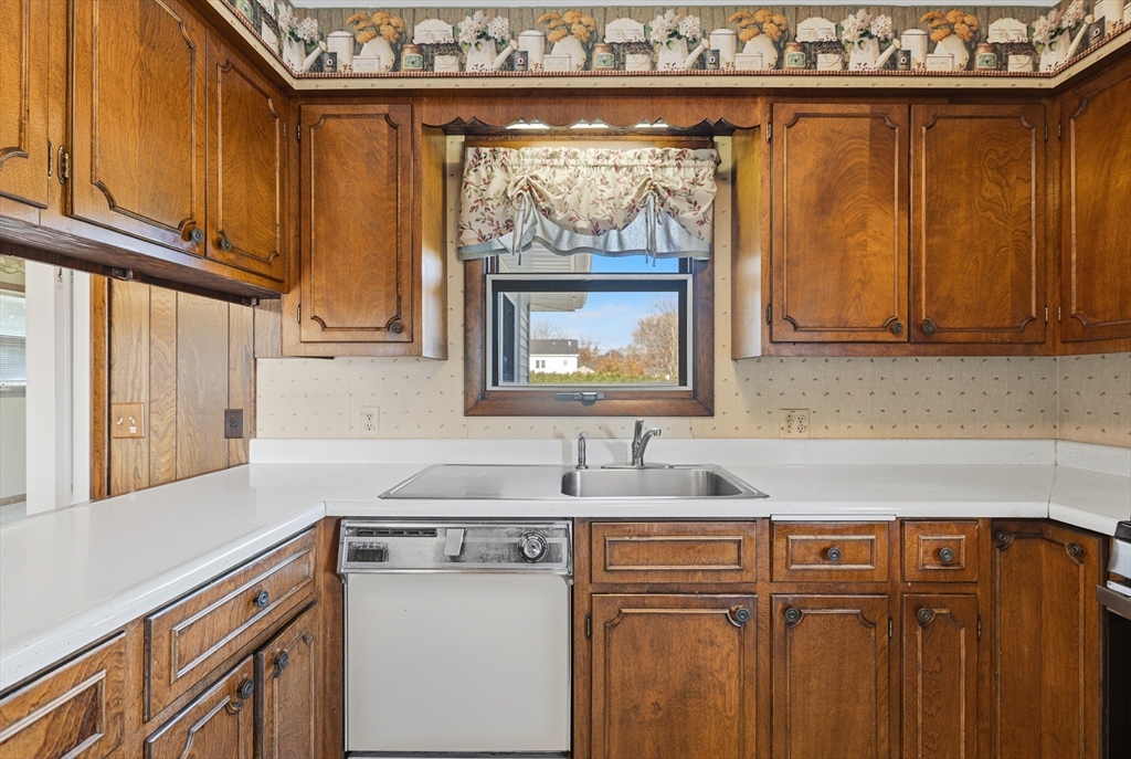 9 Monmouth Street Acushnet, MA 02743 - Photo 13 of 42