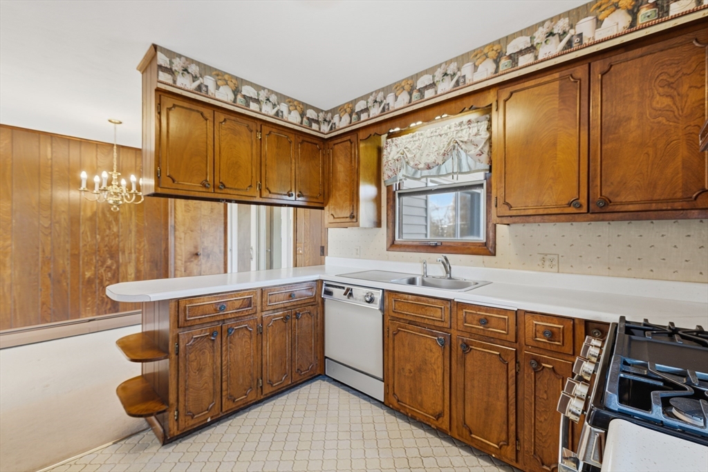 9 Monmouth Street Acushnet, MA 02743 - Photo 3 of 42