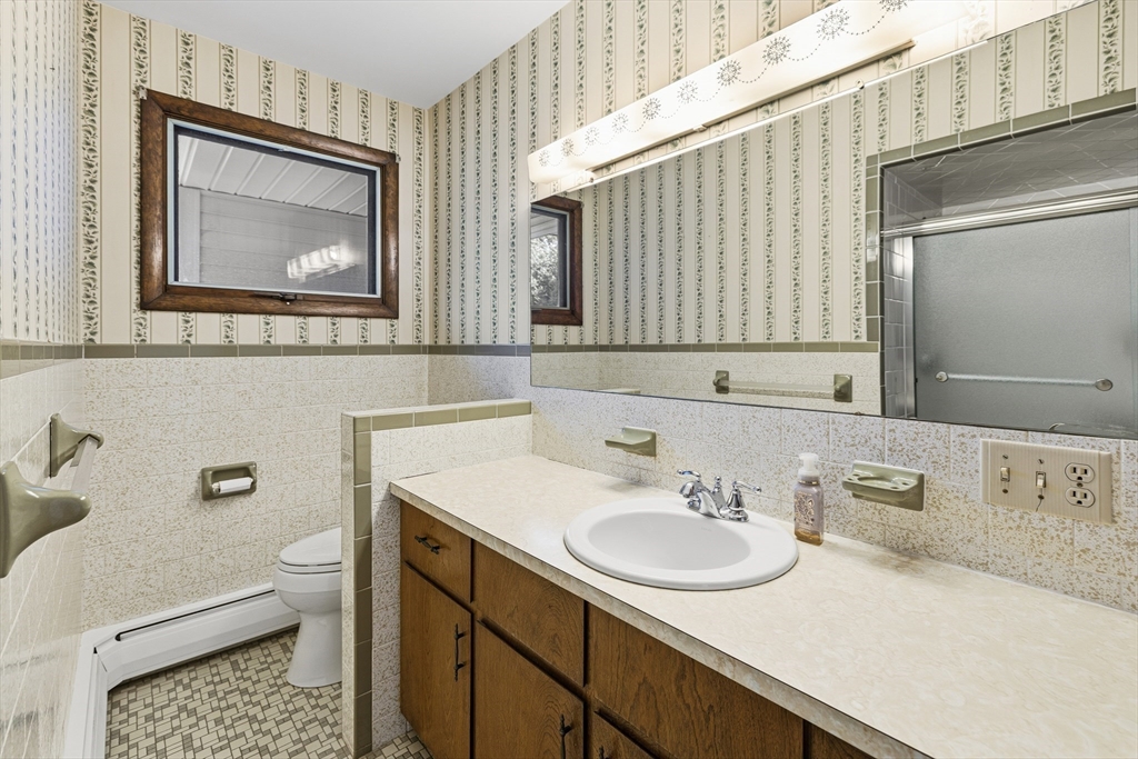 9 Monmouth Street Acushnet, MA 02743 - Photo 4 of 42