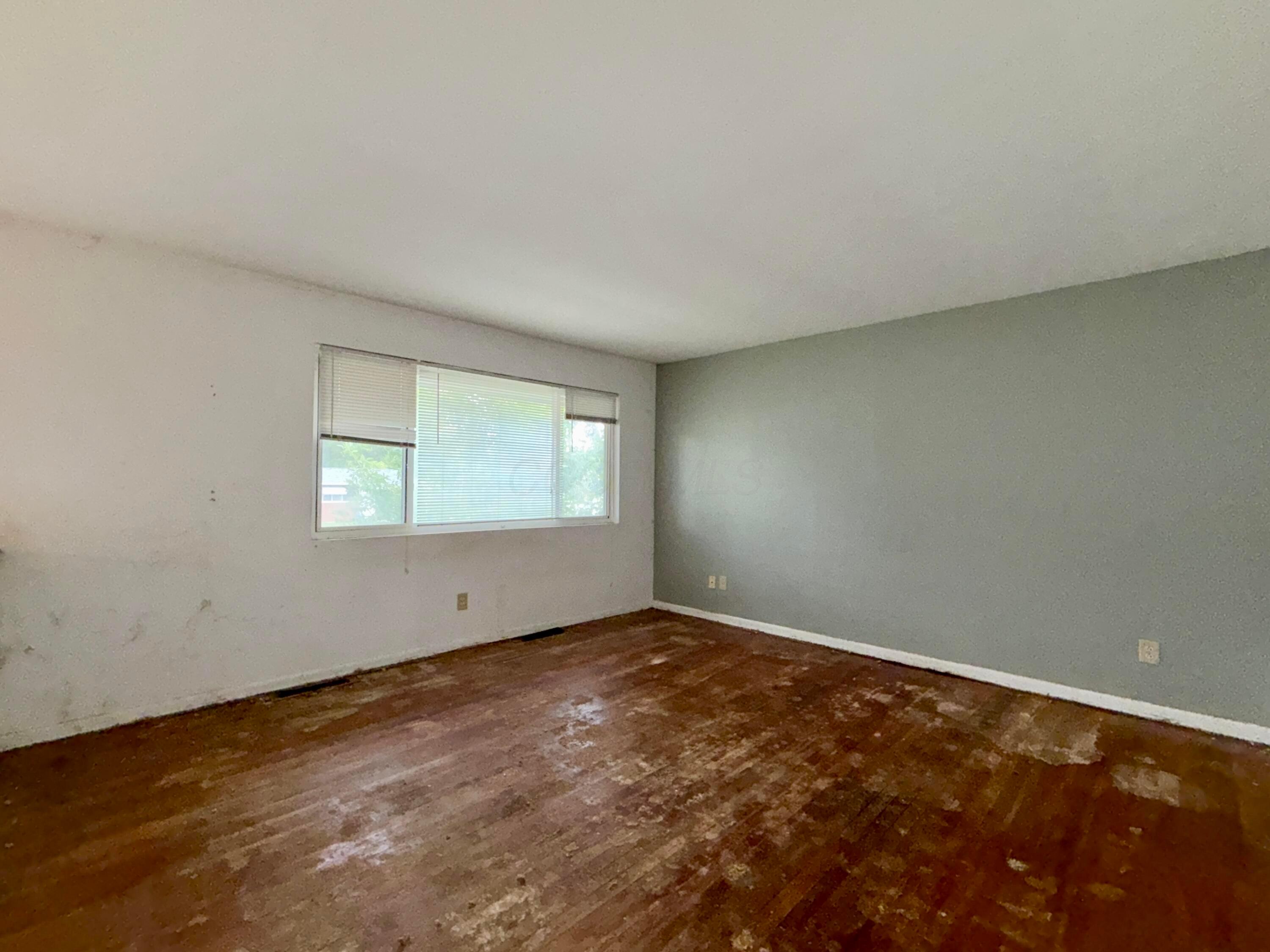 1685 Liscomb Road Columbus, OH 43207 - Photo 3 of 21 Living Room.