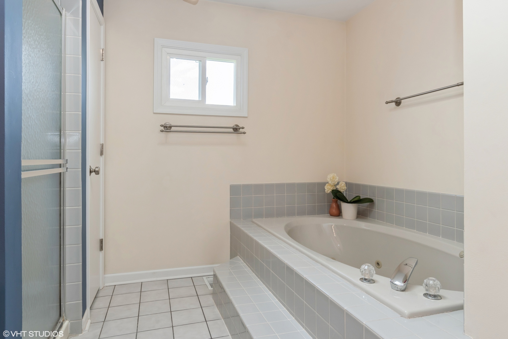 1449 Mesa Drive Bolingbrook, IL 60490 - Photo 20 of 34 a bathroom with a bathtub