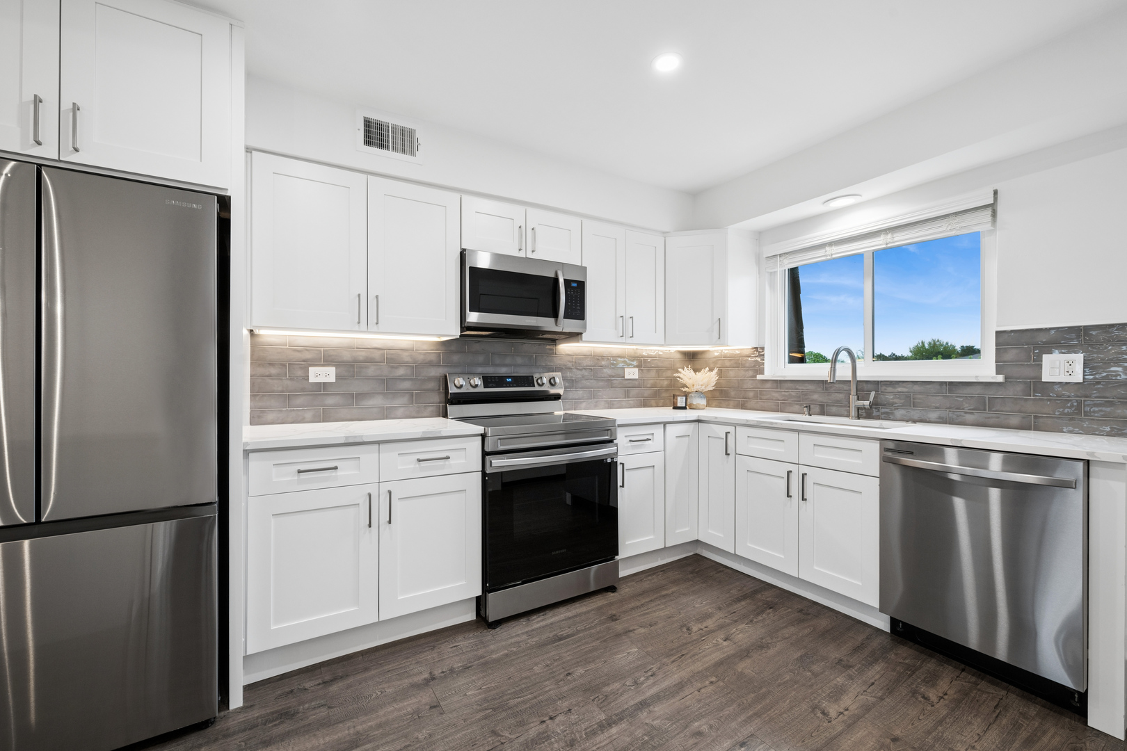 408 East Kensington Road, Unit E Mount Prospect, IL 60056 - Photo 4 of 20 Gallery Image 4