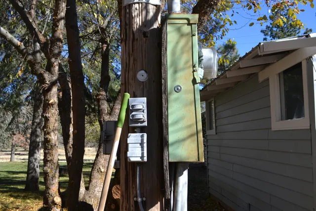 en empty room with wooden floor and windows