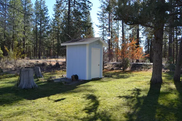 a view of a large yard with lots of green space