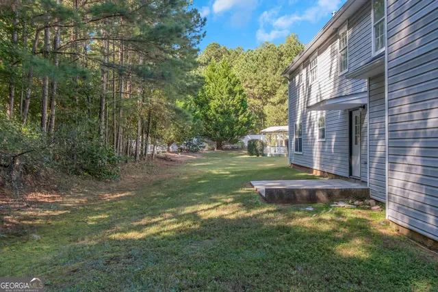 a view of a house with a yard