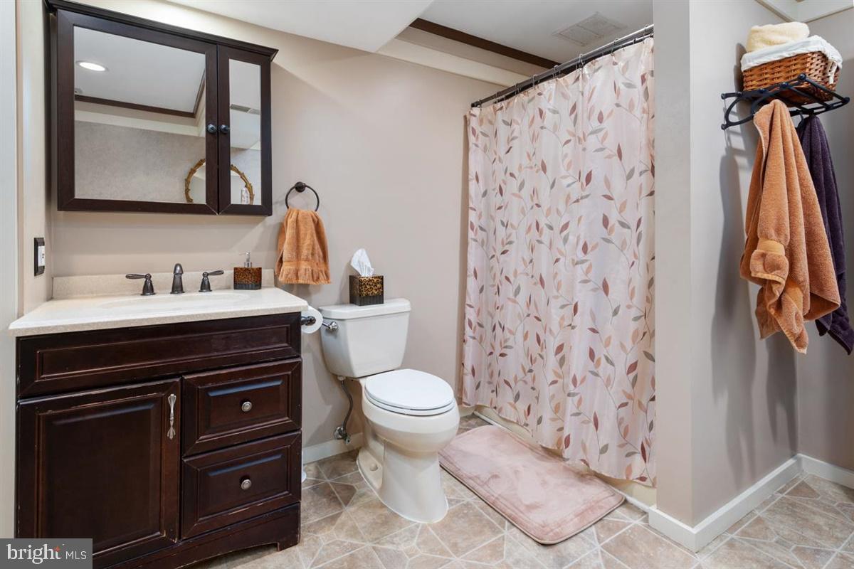 207 Stonewall Road Baltimore, MD 21228 - Photo 8 of 39 Entry level Bathroom