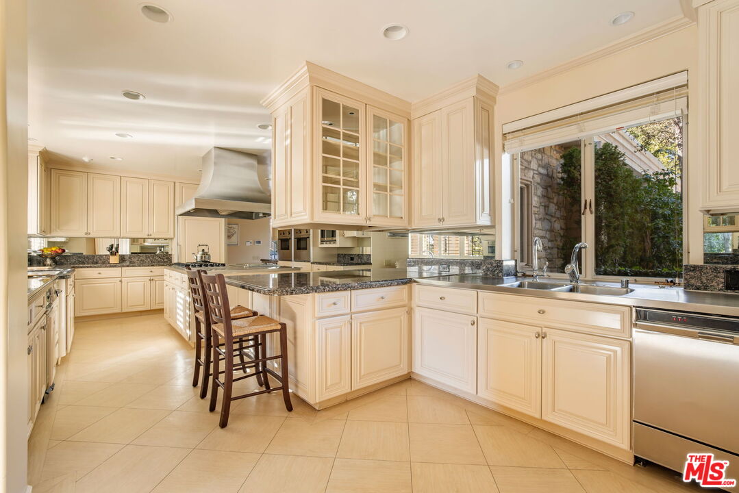 400 St Cloud Road Los Angeles, CA 90077 - Photo 16 of 25