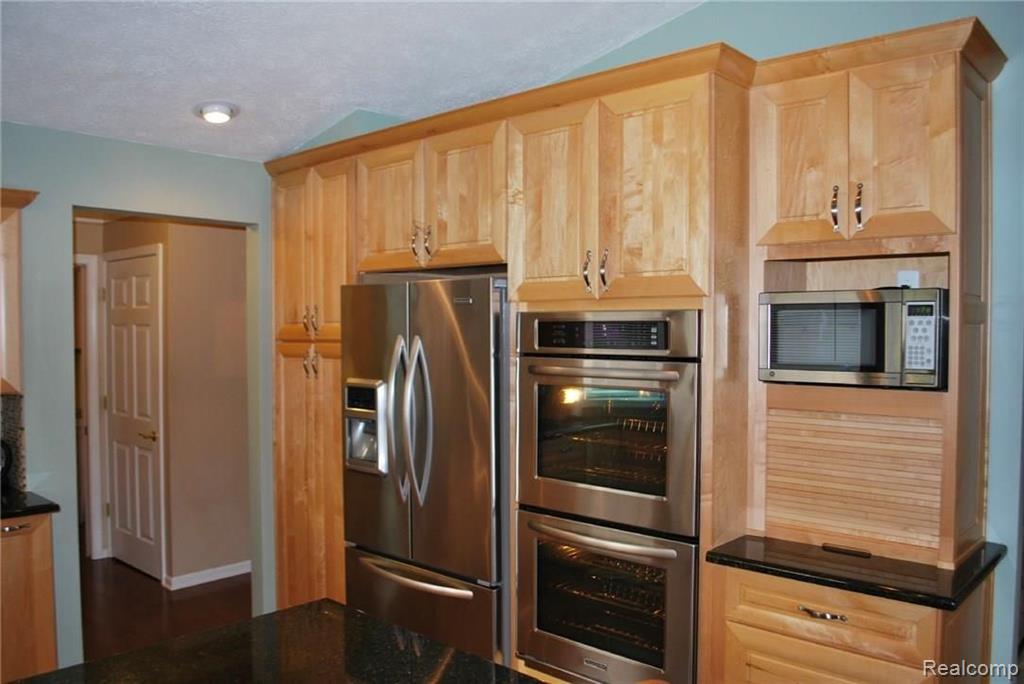 285 Slade Court Rochester Hills, MI 48307 - Photo 6 of 35